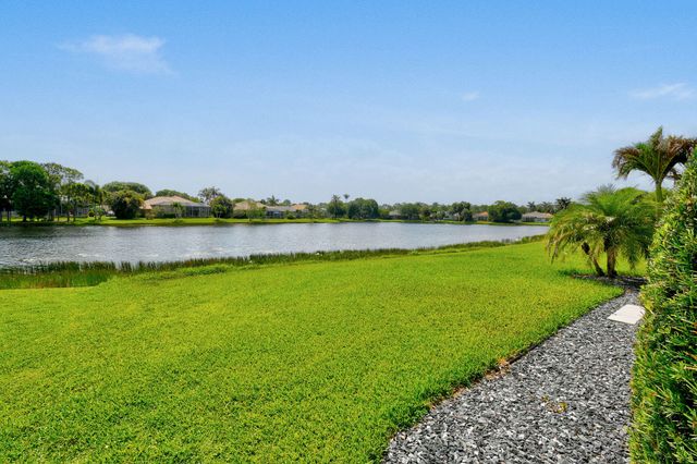 8091 SE Woodlake Lane W, Hobe Sound, FL 33455
