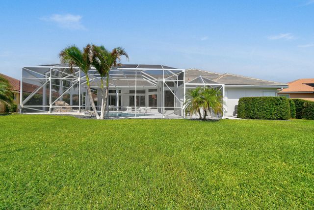 8091 SE Woodlake Lane W, Hobe Sound, FL 33455