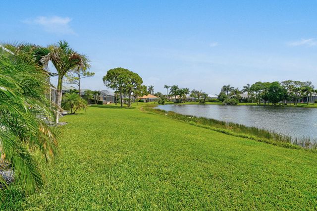 8091 SE Woodlake Lane W, Hobe Sound, FL 33455