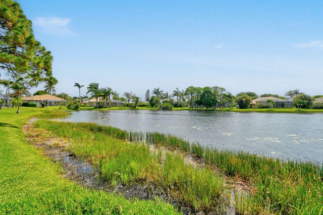8091 SE Woodlake Lane W, Hobe Sound, FL 33455