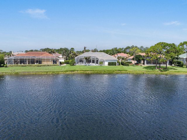 8091 SE Woodlake Lane W, Hobe Sound, FL 33455