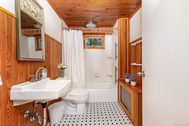 154 Wilburs Lane, Guilford, CT 06437