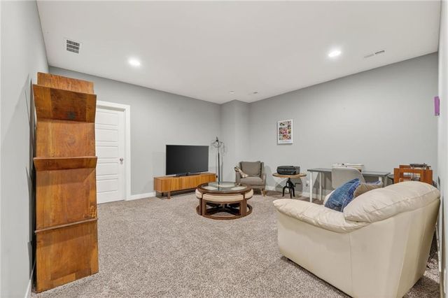 8125 N Farley Avenue, Kansas City, MO 64158