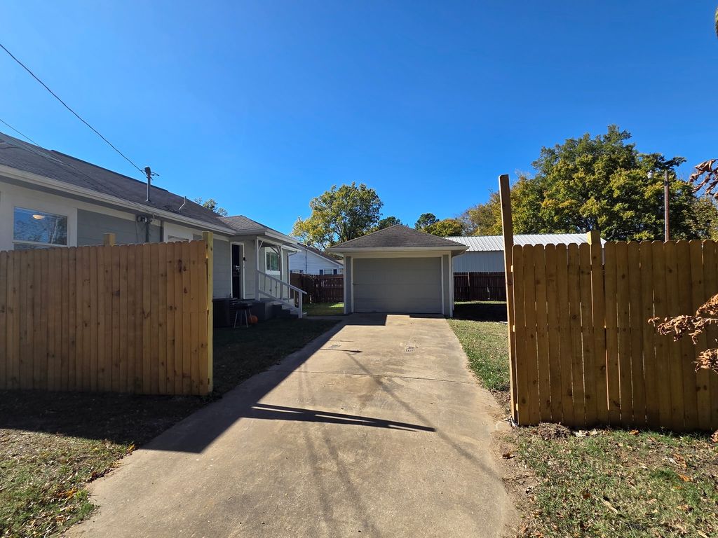 1145 Jefferson Road, Paris, TX 75460