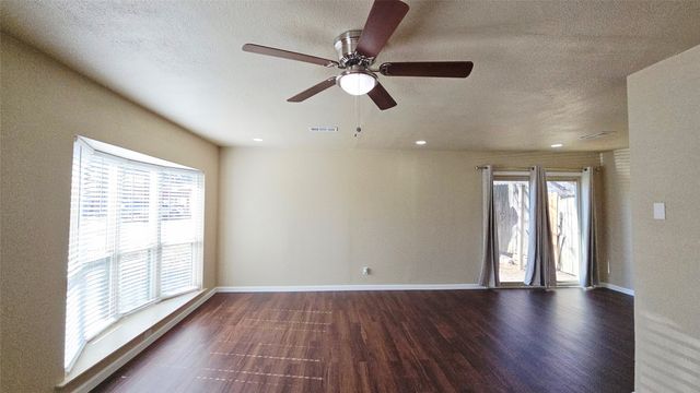 1010 La Fontana, Grand Prairie, TX 75052