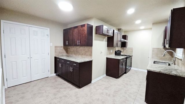 1010 La Fontana, Grand Prairie, TX 75052