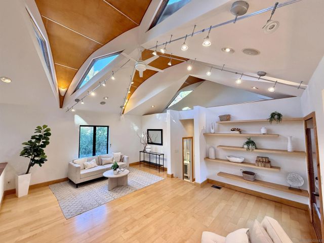 3566 Albatross St, San Diego, CA 92103