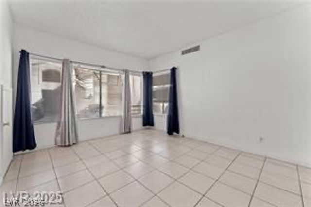 6673 Silver Penny Avenue, Las Vegas, NV 89108