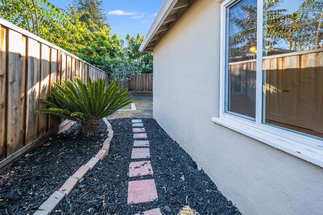 2620 Middlefield Road, Palo Alto, CA 94306