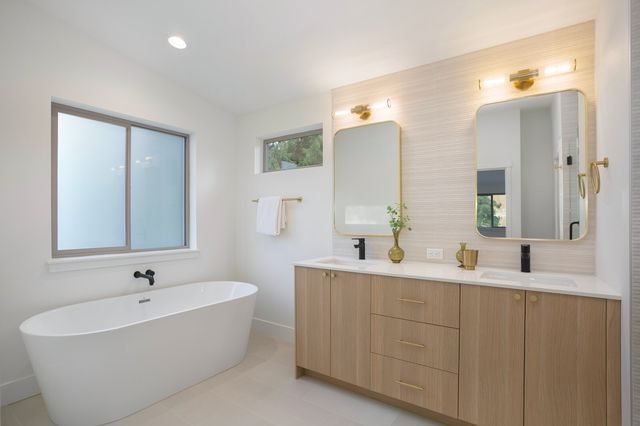 10183 NE 112th Place, Kirkland, WA 98033