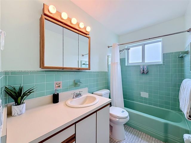 2501 NE 209th Ter, Miami, FL 33180