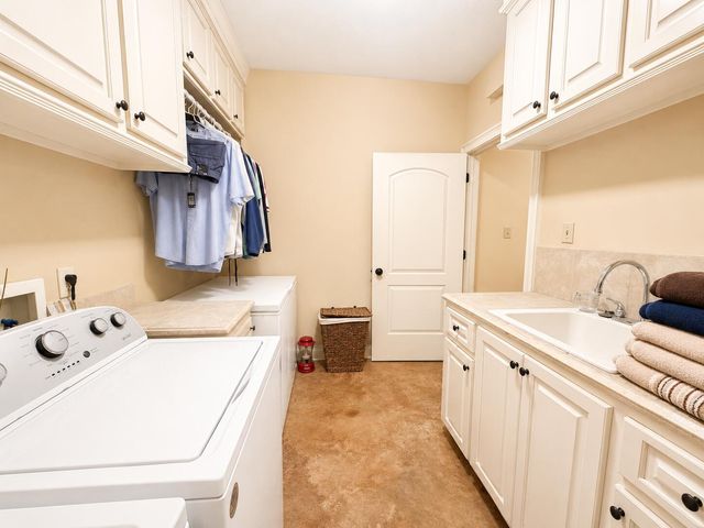 121 Lake Estates Dr., Hattiesburg, MS 39402