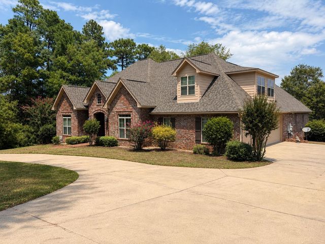 121 Lake Estates Dr., Hattiesburg, MS 39402