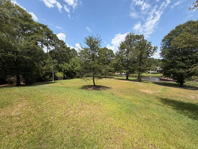 121 Lake Estates Dr., Hattiesburg, MS 39402