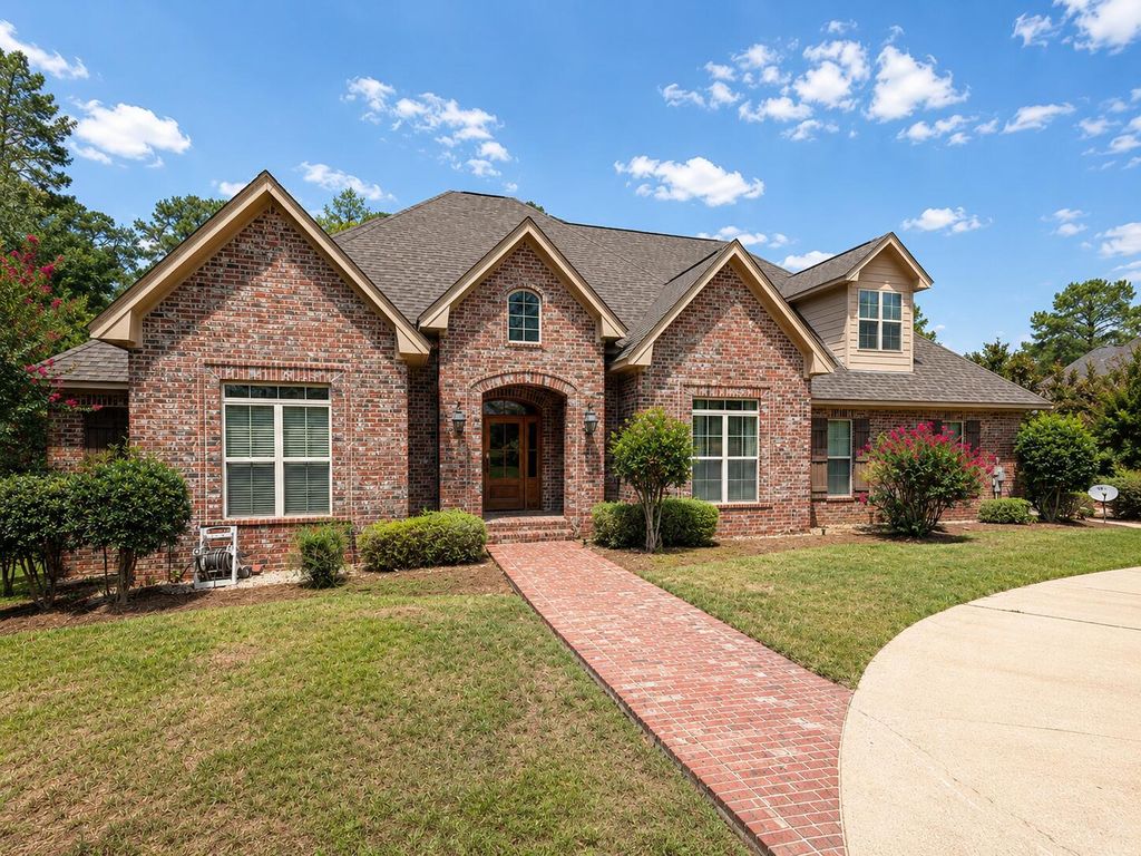 121 Lake Estates Dr., Hattiesburg, MS 39402