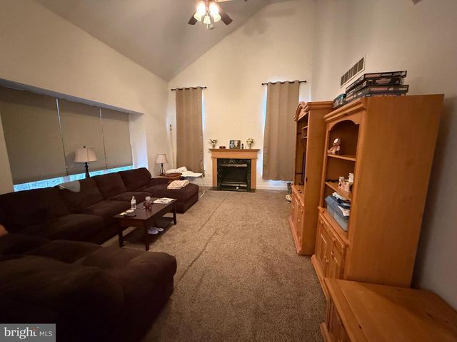 89 HILLSIDE LN, Mount Laurel, NJ 08054