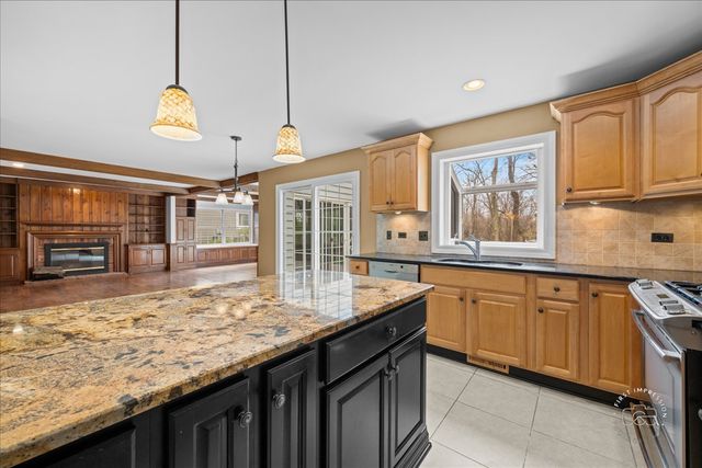 809 Heatherton Drive, Naperville, IL 60563