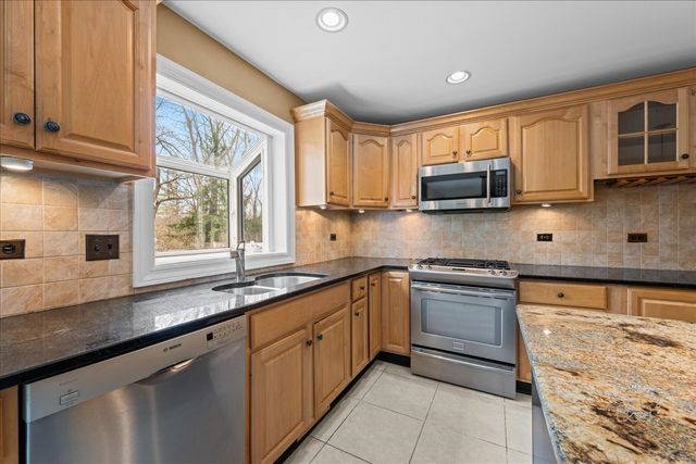 809 Heatherton Drive, Naperville, IL 60563