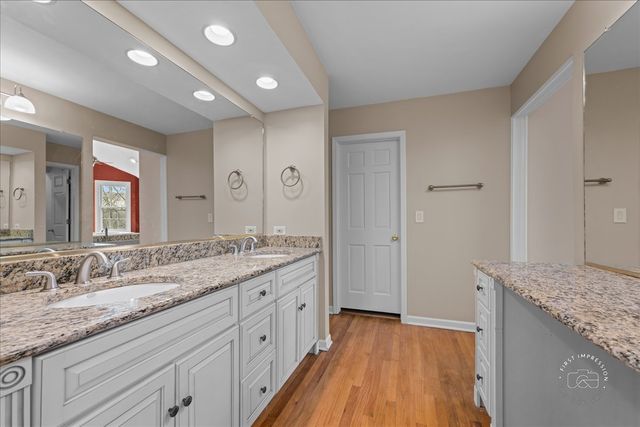 809 Heatherton Drive, Naperville, IL 60563