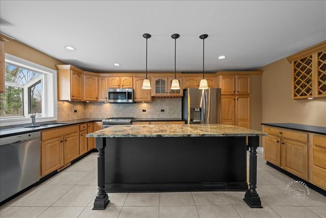 809 Heatherton Drive, Naperville, IL 60563