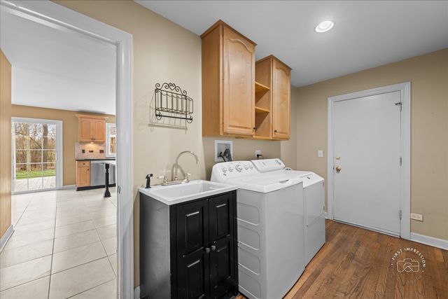 809 Heatherton Drive, Naperville, IL 60563