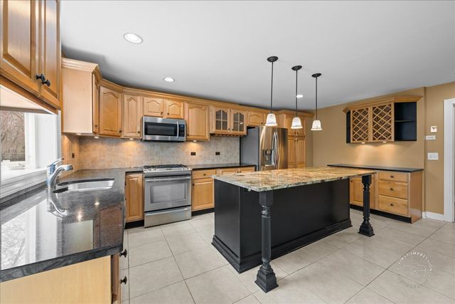 809 Heatherton Drive, Naperville, IL 60563