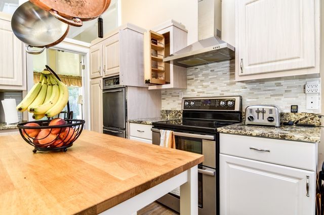 9 Raleigh Rd, Dover, MA 02030