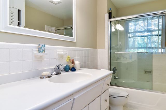 9 Raleigh Rd, Dover, MA 02030