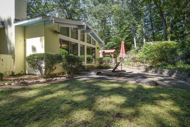 9 Raleigh Rd, Dover, MA 02030