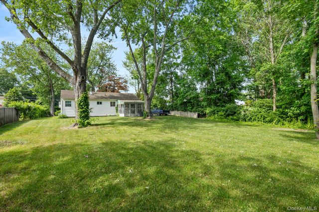 70 E Lakeland Street, Bay Shore, NY 11706