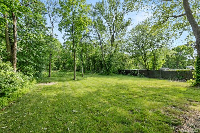 70 E Lakeland Street, Bay Shore, NY 11706