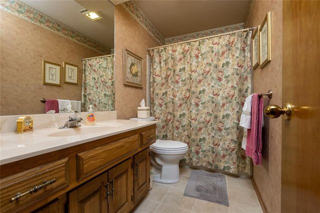 8594 Caenen Lake Court, Lenexa, KS 66215