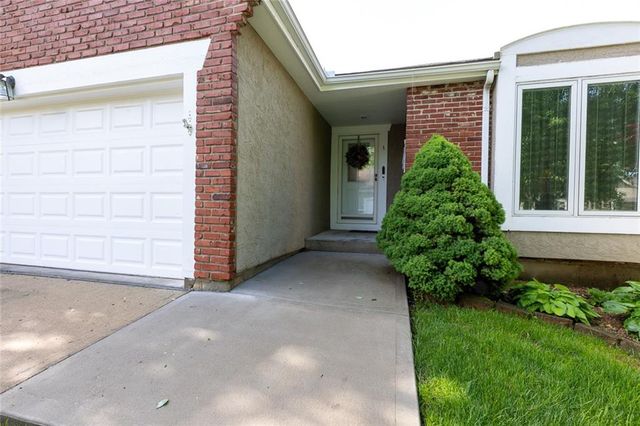 8594 Caenen Lake Court, Lenexa, KS 66215