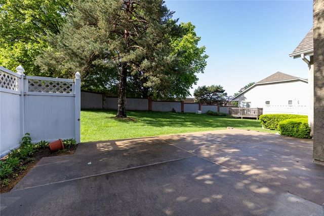 8594 Caenen Lake Court, Lenexa, KS 66215