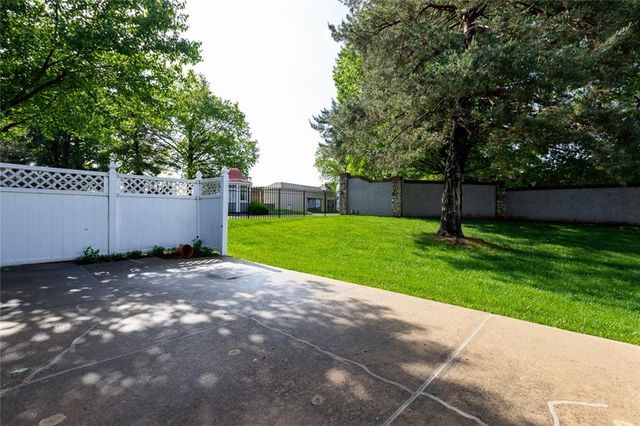 8594 Caenen Lake Court, Lenexa, KS 66215