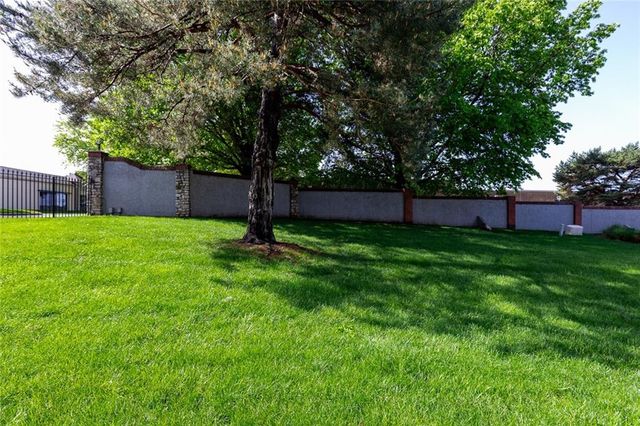8594 Caenen Lake Court, Lenexa, KS 66215
