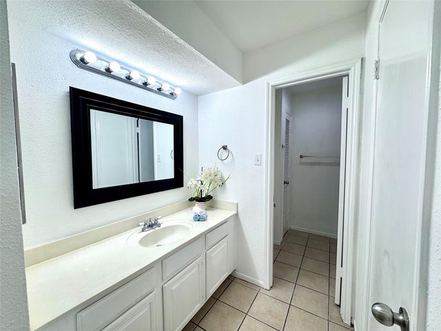 9901 Sharpcrest Street M6, Houston, TX 77036