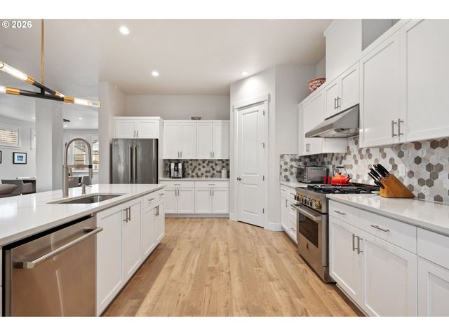 16561 Sw BOTANY BAY Ln, Portland, OR 97224