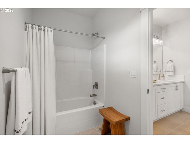 16561 Sw BOTANY BAY Ln, Portland, OR 97224