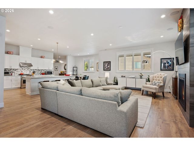 16561 Sw BOTANY BAY Ln, Portland, OR 97224