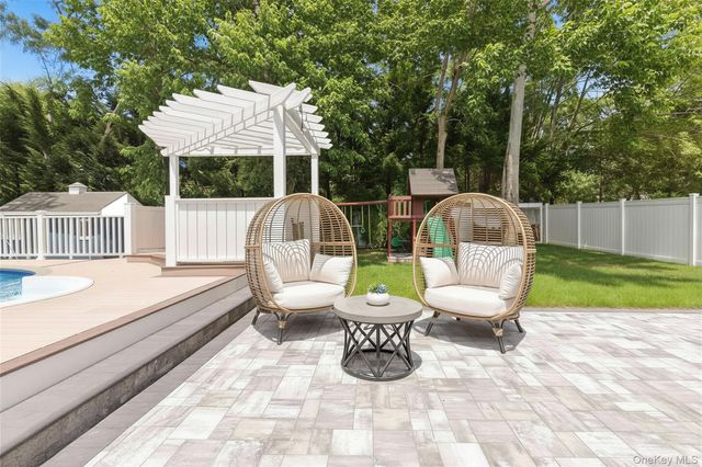 18 Squires Avenue, East Quogue, NY 11942