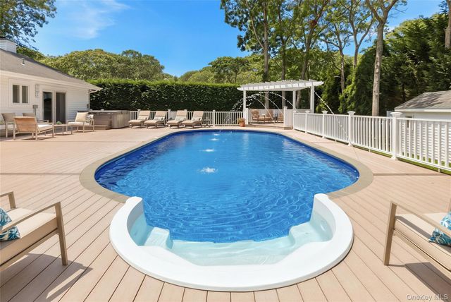 18 Squires Avenue, East Quogue, NY 11942