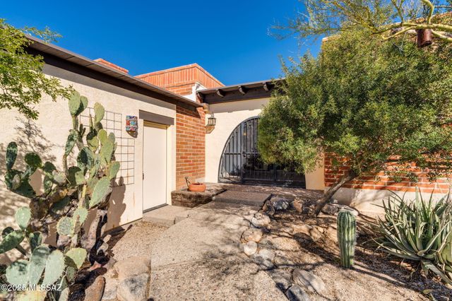 2551 E Cerrada Adelita, Tucson, AZ 85718