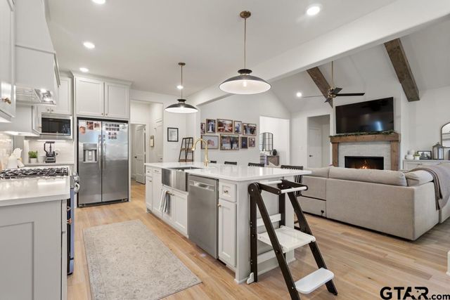 5300 Hollytree Dr, Tyler, TX 75703