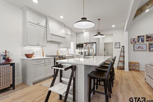 5300 Hollytree Dr, Tyler, TX 75703