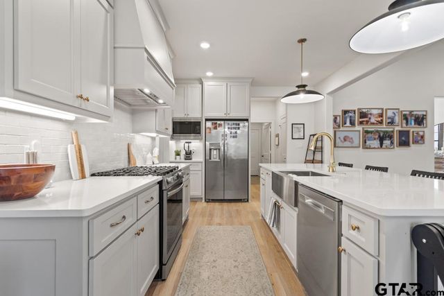 5300 Hollytree Dr, Tyler, TX 75703