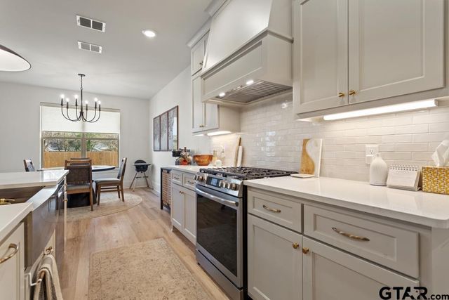 5300 Hollytree Dr, Tyler, TX 75703