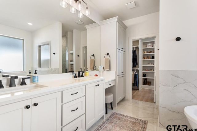 5300 Hollytree Dr, Tyler, TX 75703