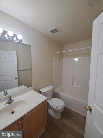 10 LOPEZ DR, Martinsburg, WV 25405