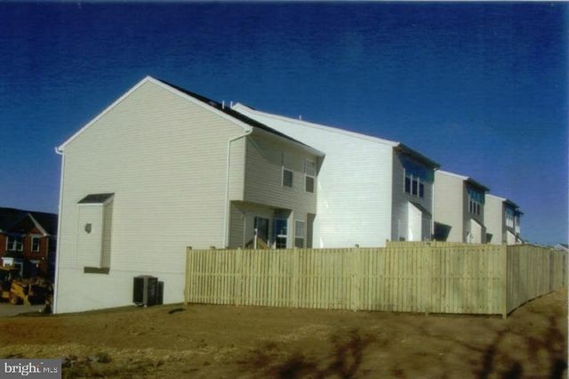 10 LOPEZ DR, Martinsburg, WV 25405